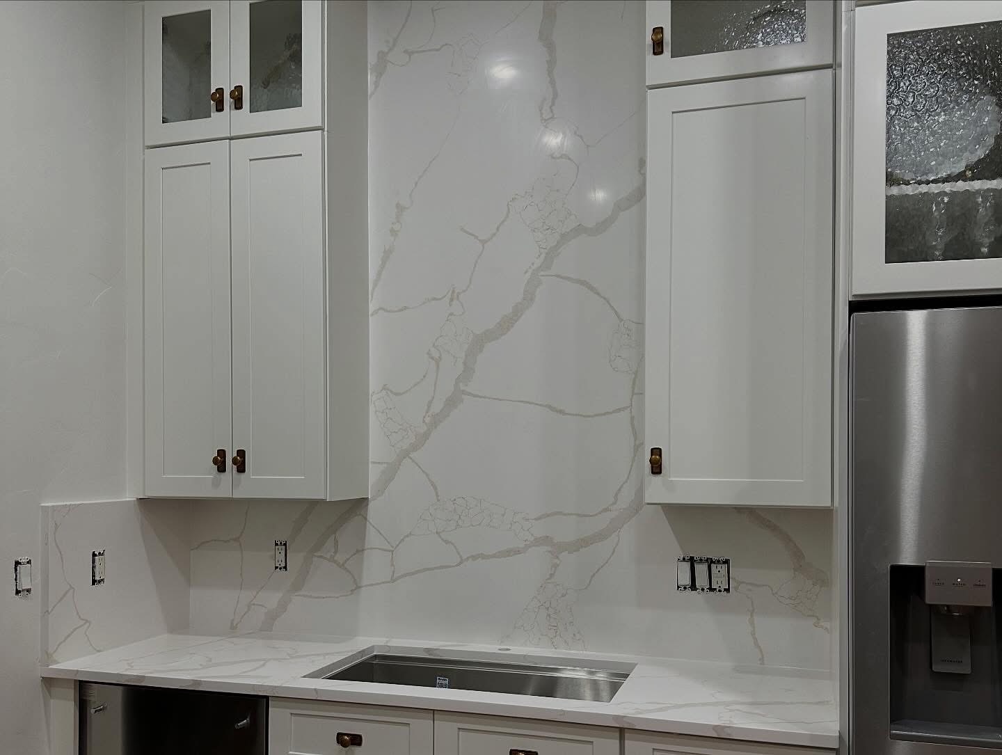 Full-height white quartz backsplash by AK Granite in the Salt Lake City area